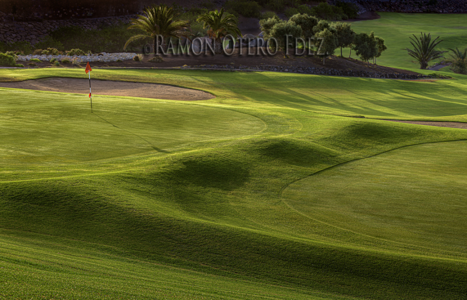 Campos de golf de la isla de Gran Canaria al amanecer desde el hoyo 18 de Salobre course en el sur de la isla.