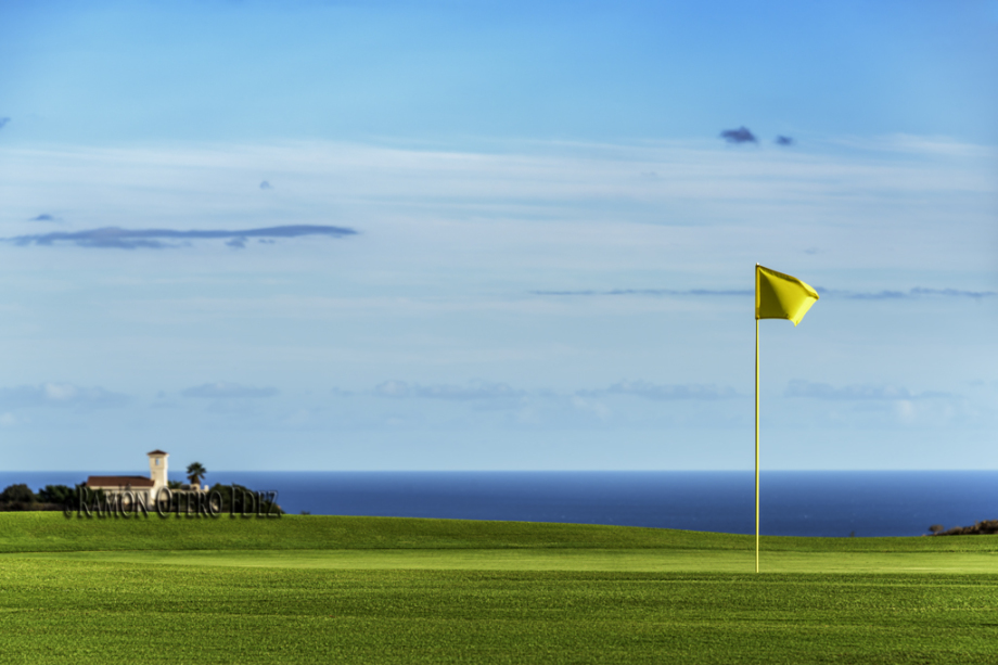 Vista al atardecer de uno de los hoyos del campo de golf Salobre Old Course en la isla de Gran Canaria
