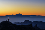 Puesta de sol desde el Pico del Pozo de las Nieves en Gran Canaria con vistas al Teide e isla de Tenerife.